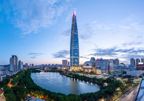 The three major credit rating agencies simultaneously downgraded the credit ratings of both Lotte Corporation and Lotte Chemical./Photo courtesy of Lotte Property & Development.