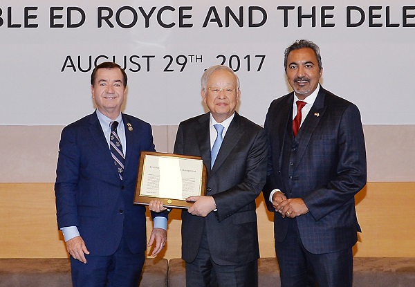 (좌측부터) 29일 오전 서울 중구 CJ인재원에서 에드 로이스 미국 하원 외교위원장과 손경식 CJ그룹 회장, 아미 베라 하원 외교부위원장이 기념촬영을 하고 있다. CJ그룹 제공