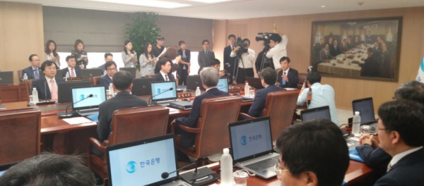 다시 7인 체제로 가동된 31일 한은 금통위 회의 모습. 이날 한은 금통위는 기준금리를 연 1.25% 수준으로 동결했다.