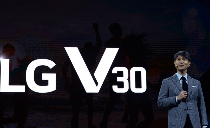 △조준호 LG 전자 MC사업본부장(사장)이 LG V30를 소개하고 있다 /사진제공=LG전자