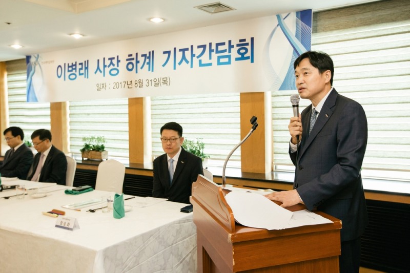 이병래 한국예탁결제원 사장(맨 우측)이 지난 31일 여의도 모 식당에서 열린 기자간담회에서 발언하고 있다.