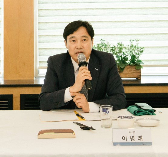 이병래 한국예탁결제원 사장이 지난 31일 여의도 모 식당에서 열린 기자간담회에서 발언하고 있다.