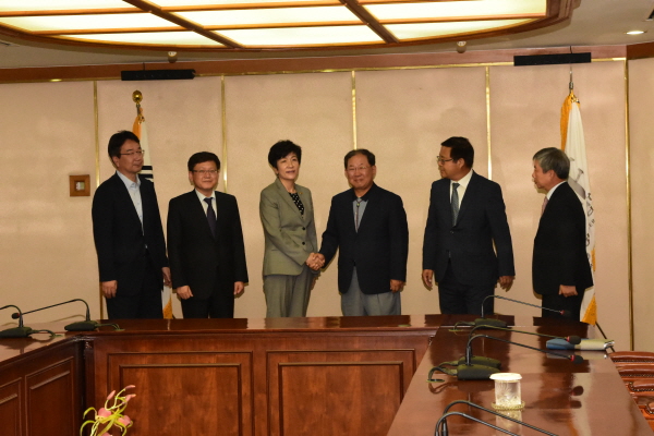 △ 김영주 고용노동부 장관(사진 가운데 왼쪽)과 박병원 한국경영자총협회 회장(사진 가운데 오른쪽)이 8일 오후 한국경영자총협회 8층 회의실에서 상견례를 가지고 있다. 사진=한국경영자총협회.