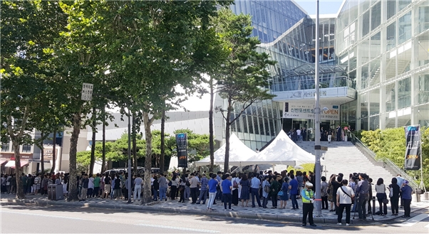 △신반포센트럴자이 견본주택에 몰린 방문객들 /사진제공=GS건설