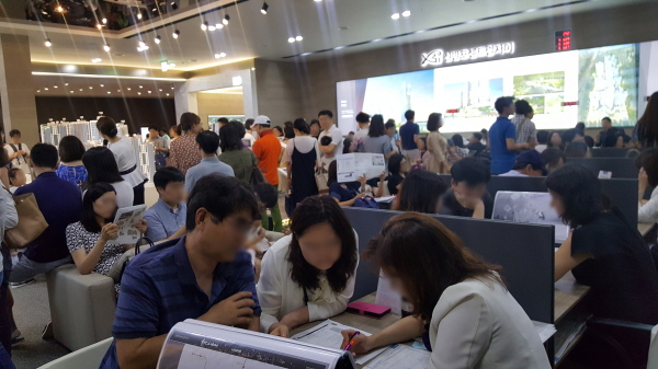 △ 신반포센트럴자이 견본주택에서 소비자들이 상담을 받고 있다. 사진=GS건설.