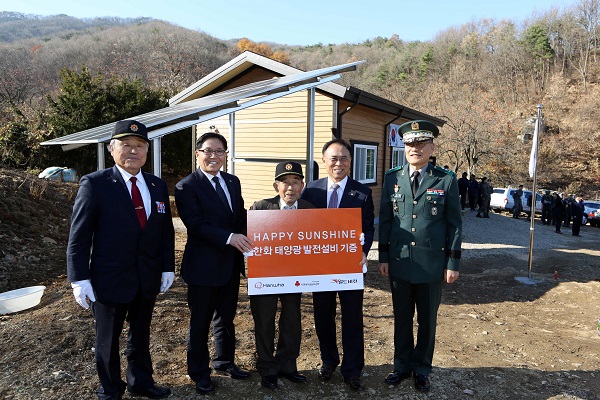 △오른쪽부터 박신원 37사단장, 김왕경 한화 전무, 남상길 참전유공자 /사진제공=한화그룹