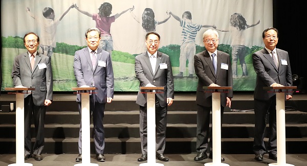 △황록 신용보증기금 이사장(가운데)이 6일 대전 ICC호텔에서 개최된 신용보험사업 20주년 기념행사에서 참석자들과 함께 기념촬영을 하고 있다./사진=신용보증기금