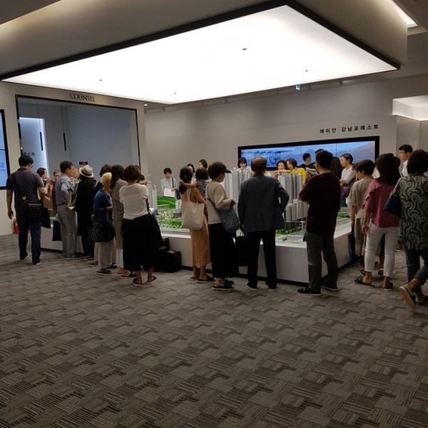 △ 8일 문정동 래미안갤러리에서 오픈한 '래미안강남포레스트' 견본주택에서 소비자들이 설명을 듣고 있다.