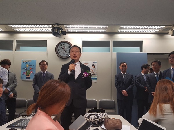 △최흥식 11대 금융감독원장이 취임식 후 기자실에서 질의응답을 하고 있다./사진=전하경