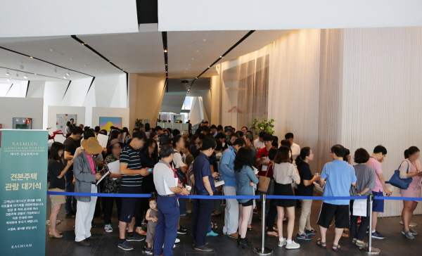 △ 지난 8일 문정동 래미안갤러리에서 오픈한 '래미안강남포레스트' 견본주택을 관람하기 위해 소비자들이 줄을 서고 있다. 사진=삼성물산.