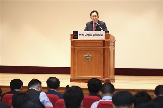 △이진국 하나금융투자 사장이 13일 열린 벤처 마이닝 페스티벌에서 축사를 하고 있다./사진=하나금융투자