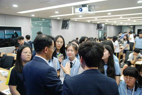 △ 포스코건설이 오는 14일부터 인천 16개교, 1618명 중학생을 대상으로 '건설교육 아카데미'를 실시한다. 사진은 지난해 포스코건설 임직원들이 관련 교육을 실시하는 모습이다. 사진=포스코건설.