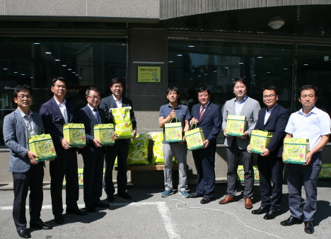 사진 왼쪽 두 번째부터 이원묵 농협 평택시지부장. 한기열 경기본부장. 공재광 평택시장. 이창진. 곰탕집 대표. 이용범 안중농협 조합장.  지우호 농협경제 경기 양곡자재 단장.