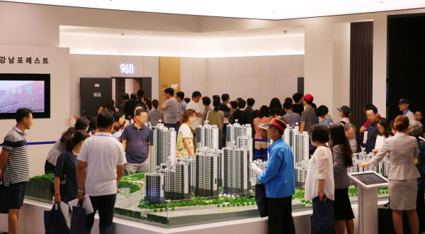 △ 청약 예정자들이 문정동 래미안갤러리에 위치한 '래미안강남포레스트' 견본주택을 관람하고 있다. 사진=삼성물산.