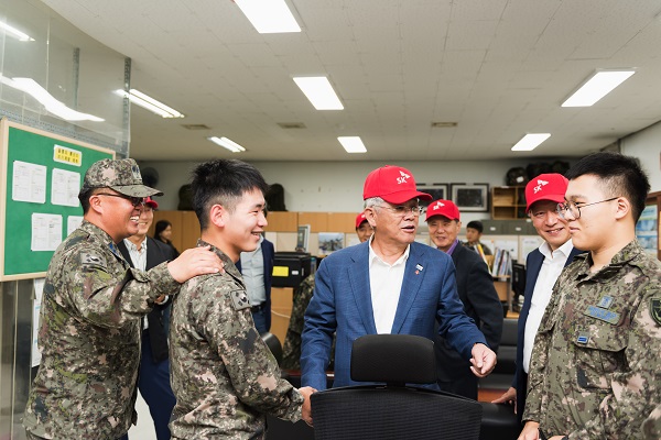 지난 15일 최신원 SK네트웍스회장(좌측에서 세 번째)이 울릉군 공군장병들을 방문 격려를 하고 있다. SK네트웍스 제공