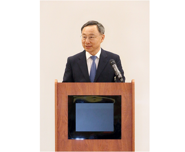 △황창규 KT 회장이 15일 미국 보스턴 시 하이버니안 홀(Hibernian Hall)에서 진행된 기가와이어 개통식에서 축사를 하고 있다 /사진제공=KT