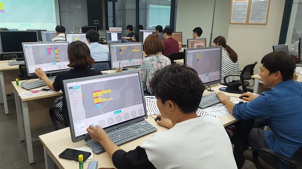 △하나카드 직원들이 코딩교육을 받고 있다./사진=하나카드