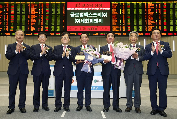 한국거래소 코스닥시장본부는 19일 오전 서울사옥 홍보관에서 내국세 환급대행 서비스업체인 글로벌텍스프리와 염색약 개발·제조업체인 세화피앤씨의 코스닥시장 신규상장기념식을 개최했다. (왼쪽부터)최규준 한국IR협의회 부회장, 최영수 유안타증권 IB사업 부문장, 김재준 한국거래소 코스닥시장위원회 위원장, 강진원 글로벌텍스프리(주) 대표이사, 이훈구 (주)세화피앤씨 대표이사, 신성호 IBK투자증권 대표이사, 송윤진 코스닥협회 부회장.