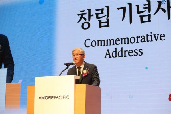 서경배 아모레퍼시픽 회장이 지난 5일 용인 기흥구 아모레퍼시픽 인재개발원에서 열린 창립 72주년 기념식에서 기념사를 하고 있다. 아모레퍼시픽 제공