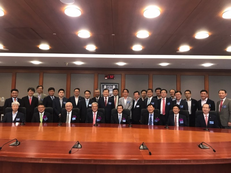 19일 오후 서울 금융투자협회 불스홀에서 열린 ‘2017 한국금융투자포럼’에 참석한 주요 인사들이 개막전에 앞서 기념촬영을 하고 있다. 한국금융신문DB