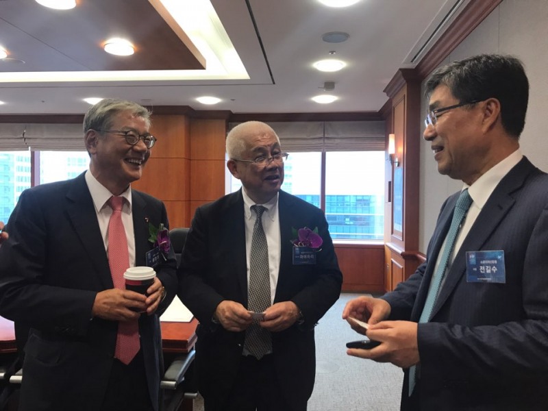 19일 서울 금융투자협회에서 열린 ‘2017 한국금융투자포럼’에 참석한 황영기 금융투자협회장(맨 왼쪽)과 야스히로 마에하라(Yasuhiro Maehara) 공익사단법인 일본증권애널리스트협회 전무이사(가운데), 전길수 슈로더자산운용 사장이 대화를 나누고 있다. 한국금융신문DB