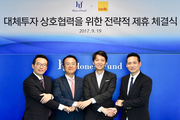 △(왼쪽부터)한진석 에스아이케이자산운용 본부장, 윤창선 에스아이케이자산운용 대표, 서상훈 어니스트펀드 대표, 권오형 어니스트펀드 재무이사가 협약식 후 기념촬영을 하고 있다./사진=어니스트펀드