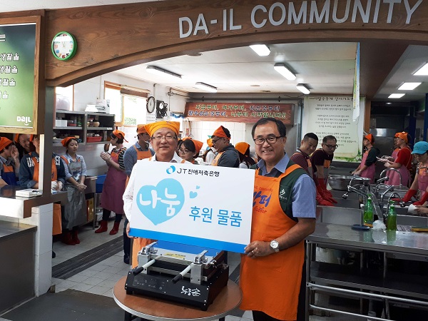 △지난 18일, 서울시 동대문구 ‘밥퍼나눔운동본부’에서 진행된 무료급식 봉사활동에서 JT친애저축은행 윤병묵 대표이사(사진 왼쪽)가 밥퍼나눔운동본부 최홍 본부장에게 나눔 후원 물품을 전달하고 있다./사진=JT친애저축은행