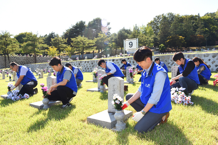 사진설명효성이 9월 20일 국립서울현충원을 방문해 묘역정화활동 실시했다.사진=효성.
