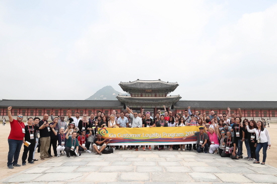 ‘기아차 해외 우수고객 초청행사’에 참가한 고객들이 서울 경복궁에서 기념촬영을 하고 있다.