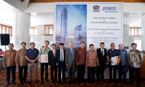 한창건 포스코건설 사장(사진 가운데)이 20일 라자왈리 플레이스 프로젝트 착공식에서 시삽하고 있다. 사진=포스코건설.