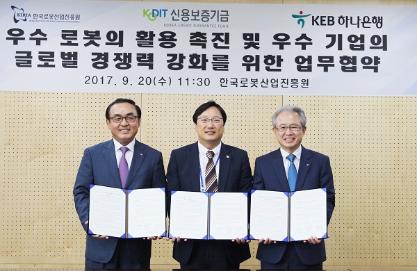 △(왼쪽부터) 박학양 신용보증기금 이사, 전진우 한국로봇산업진흥원 로봇클러스터사업단장, 정춘식 KEB하나은행 영남영업그룹장이 지난 20일 로봇산업진흥원 본사에서 「우수 로봇의 활용 촉진 및 우수 로봇기업의 글로벌 경쟁력 강화를 위한 업무협약」을 체결하고 기념촬영을 하고 있다./사진=신용보증기금