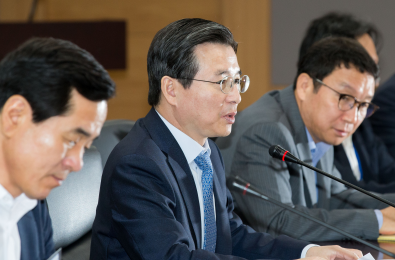 김용범 금융위 부위원장은 22일 정부서울청사에서 금융 유관기관 관계자들과 추석 연휴기간 중 금융분야 민생지원 방안을 논의했다./ 사진제공=금융위