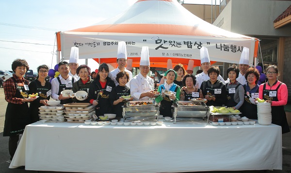 지난 2016년 호텔신라 관계자들과 맛있는 제주만들기 식당 주인들이 ‘맛있는 밥상’ 봉사활동을 진행하고 기념촬영을 하고 있다. 호텔신라 제공