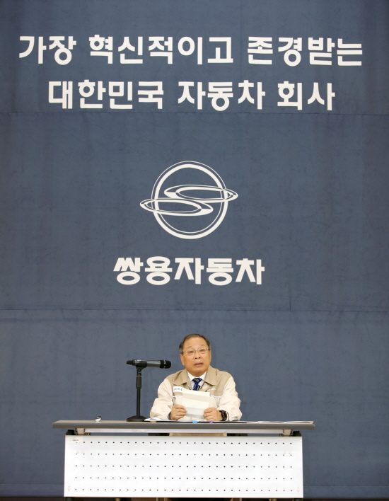 25일 쌍용자동차 안성 인재개발원에서 열린 '제5회 쌍용 리더스 라운드 테이블(SLRT)'에서 최종식 쌍용자동차 대표이사가 임직원들에게 소통의 중요성을 당부하고 있다.사진=쌍용자동차.