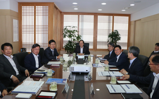 농협금융지주 김용환 회장(왼쪽부터 네 번째)과 임원들이 26일 서대문 농협금융지주 본사에서 개최된 농협금융 제3차 글로벌전략협의회에서 그룹 중장기 글로벌 계획을 점검하고 있다. 사진 왼쪽부터 이강신 NH농협은행 수석부행장, 김원규 NH투자증권 대표, 이경섭 NH농협은행장, 김용환 NH농협금융지주 회장, 이윤배 NH손해보험 대표, 고태순 NH농협캐피탈 대표/ 사진= 농협금융지주
