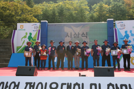 손연식 조합장 (사진 왼쪽 여섯 번째}이 우수조합원 시상식을 마치고 기념촬영 하고 있다