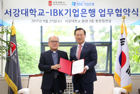 27일 서울 서강대학교에서 김도진 기업은행장(사진 오른쪽)과 박종구 서강대학교 총장이 협약식을 마치고 기념촬영을 하고 있는 모습/ 사진제공= 기업은행