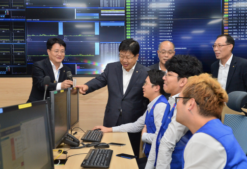 경기도 의왕시 NH통합IT센터에서 이경섭 농협은행장(왼쪽 두 번째)이 추석명절 연휴를 대비하여 주요시스템을 사전 점검하고 있다./ 사진제공=농협은행