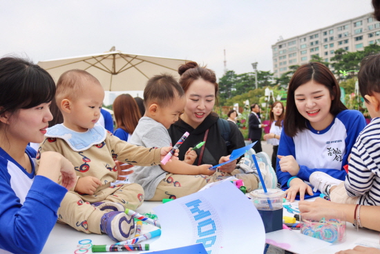 23일 현대자동차는 한국 대학생 홍보대사 연합(ASA-K: Association Student Ambassadors-KOREA)과 함께 정원문화 확산을 위한 시민 참여형 메시지 전달 활동을 여의도 공원에서 실시했다.사진=현대자동차.