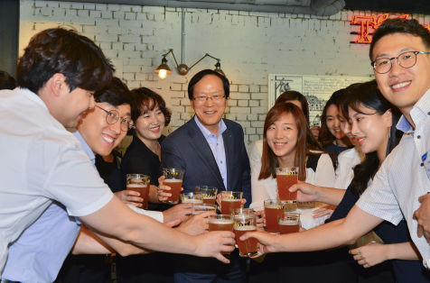 지난 12일 제2기 'NH미래혁신리더'와 호프타임 중인 김용환 회장/ 사진제공= 농협금융지주