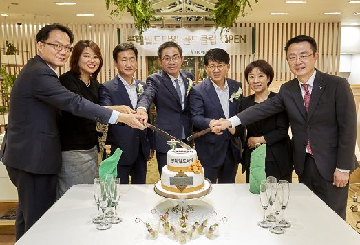 지난 27일 개점한 롯데월드타워 골드클럽 개점식에서 참석자들이 개점 축하 케이크를 자르며 기념촬영을 하고 있다./사진제공= KEB하나은행
