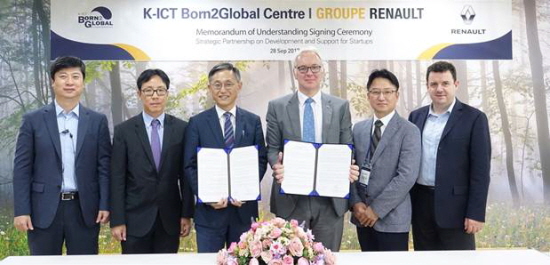 르노그룹과 본투글로벌센터 간 MOU 체결식. 좌로부터 본투글로벌센터 김태욱 팀장, 과학기술정보통신부 최준환 과장, 본투글로벌센터 김종갑 센터장, 르노그룹 스테판 마빈 상무, 르노삼성자동차 김호웅 수석, 마크 보사 수석. 사진=르노그룹