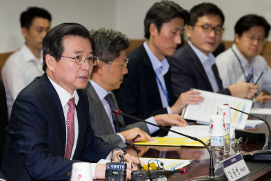 김용범 금융위 부위원장은 29일 정부서울청사에서 '가상통화 관계기관 합동 태스크포스(TF)' 회의를 열어 최근 국내외 시장규제 동향에 대한 대응조치를 논의하고 가상통화 합동단속반 등 추진현황을 점검했다./ 사진제공= 금융위