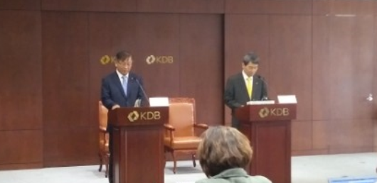 이동걸 산업은행 회장(오른쪽)이 29일 서울 여의도 산은 본점에서 금호타이어에 대한 자율협약 체결을 공식 발표했다.