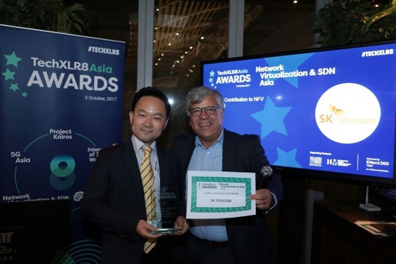 △최우용 SK텔레콤 매니저가 ‘가상화 기술 선도’상을 수상 후 기념촬영을 하고 있다 /사진제공=SK텔레콤