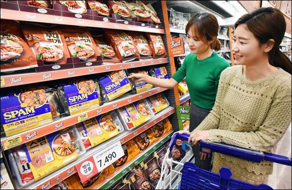 홈플러스가 황금연휴 나들이족을 겨냥해 오는 11일까지 먹거리 행사를 진행한다. 홈플러스 제공