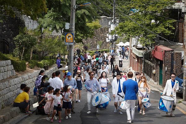 지난해 5월 중구 다산성곽길에서 개최된 ‘다산성곽길 예술문화제’에서 참가자들이 공연을 즐기고 있다. 호텔신라 제공