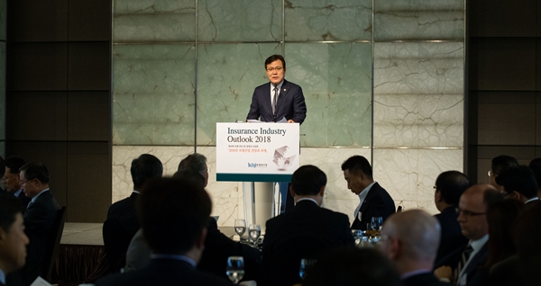 △최종구 금융위원장이 12일 보험회사 CEO 및 경영인 조찬 세미나에 참석해 새 정부 보험정책방향에 대해 발표했다.