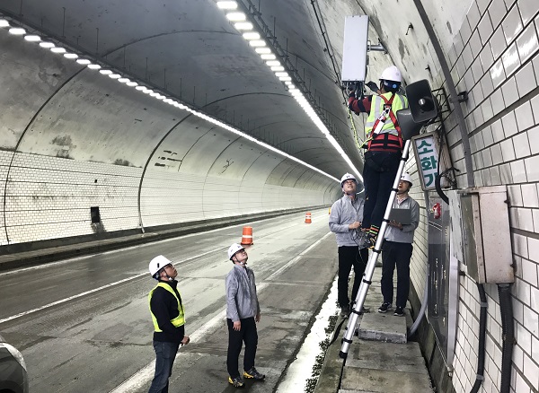 △KT는 시속 100km 이상 고속 이동하는 차량과 5G 네트워크를 연결해 영상을 전송하는 5G-SLT 기술 시연에 성공했다 /사진제공=KT