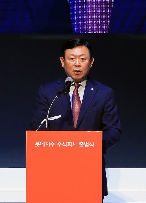 12일 서울 송파구 잠실 롯데월드타워 시그니엘서울에서 열린‘롯데지주 주식회사 출범식’에서 신동빈 롯데그룹 회장이 기념사를 하고 있다. 롯데그룹 제공